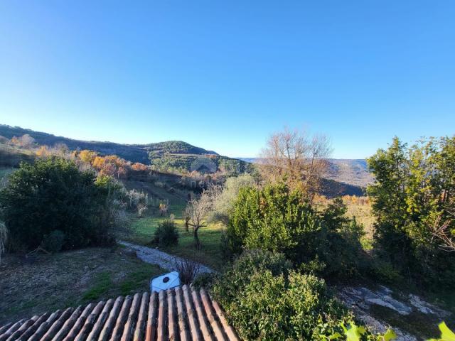 ISTRA, MOTOVUN - Samostojeća kamena starina s pogledom na Motovun i glavnim projektom za obnovu