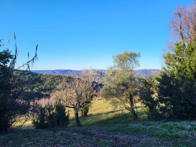 ISTRA, MOTOVUN - Samostojeća kamena starina s pogledom na Motovun i glavnim projektom za obnovu