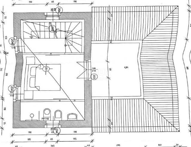 ISTRA, MOTOVUN - Samostojeća kamena starina s pogledom na Motovun i glavnim projektom za obnovu