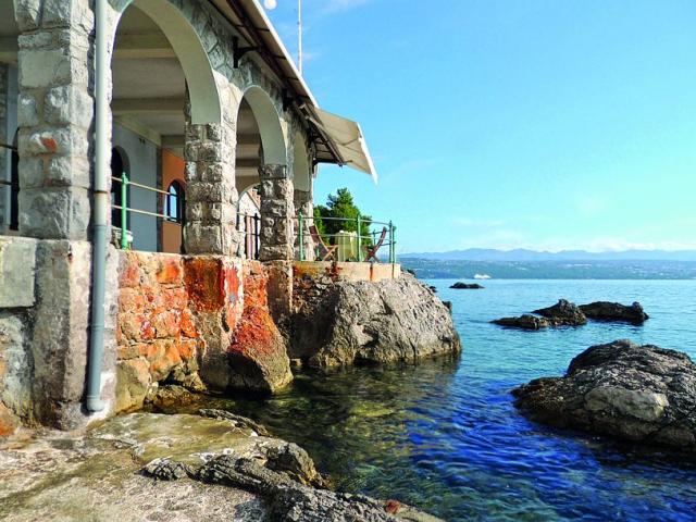 OPATIJA, IČIĆI - Luksuzan stan s vlastitom plažom, za dugoročni najam