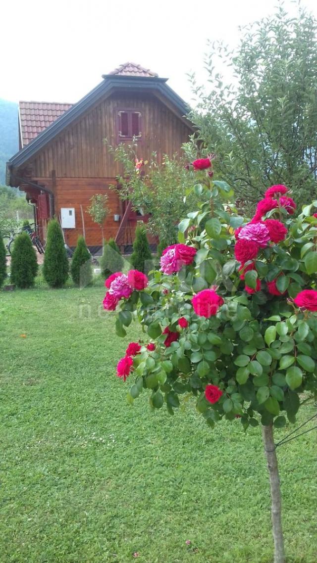 OTOČAC, LIČKO LEŠČE - Idilična kuća s bazenom