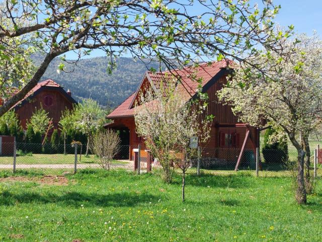 OTOČAC, LIČKO LEŠČE - Idilična kuća s bazenom