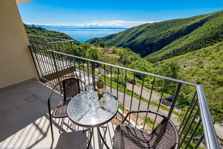 OPATIJA, LOVRANSKA DRAGA - Apartmentvilla 600m2 und Restaurant mit Panoramablick in einer Oase der R