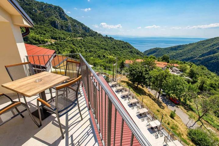 OPATIJA, LOVRANSKA DRAGA - Apartmentvilla 600m2 und Restaurant mit Panoramablick in einer Oase der R