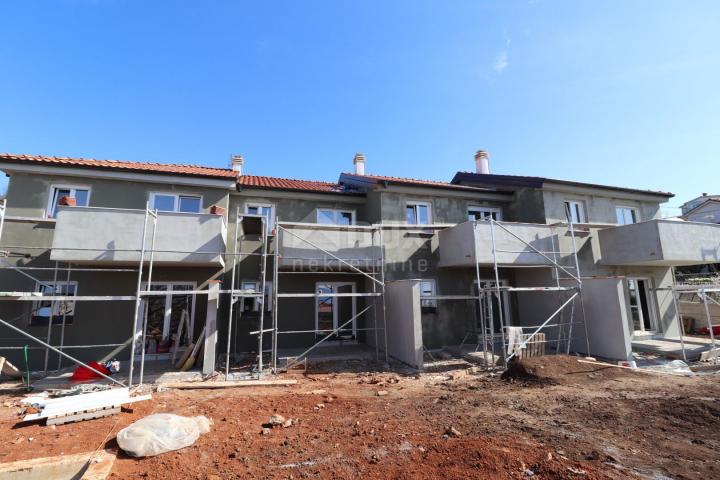 VIŠKOVO, MARINIĆI - Terraced house, new construction, 92 m2, garden!