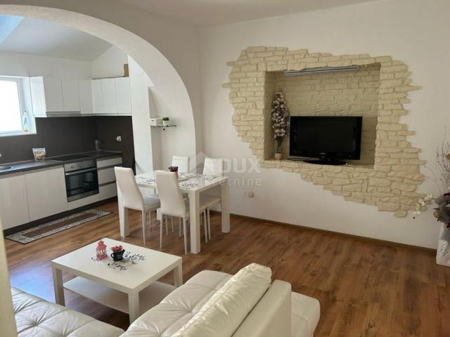 CRIKVENICA, SELCE- kuća s 4 apartmana na 30 metara od mora