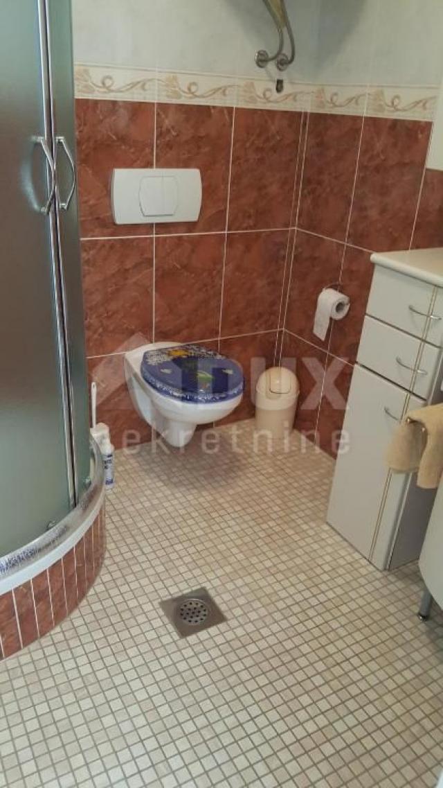 NOVI VINODOLSKI - kuća u mirnom pređelu s 5 apartmana