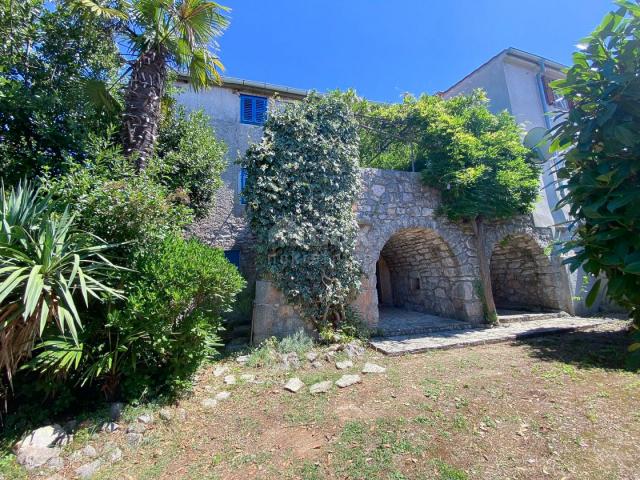 KRK ISLAND, MALINSKA - Authentic house with a yard and wonderful stone details