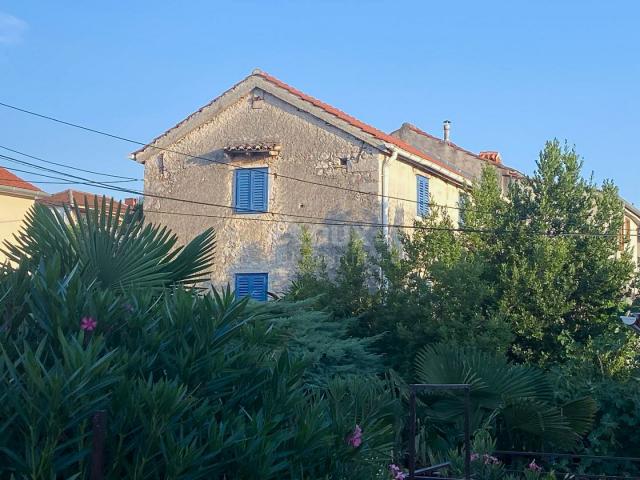 KRK ISLAND, MALINSKA - Authentic house with a yard and wonderful stone details