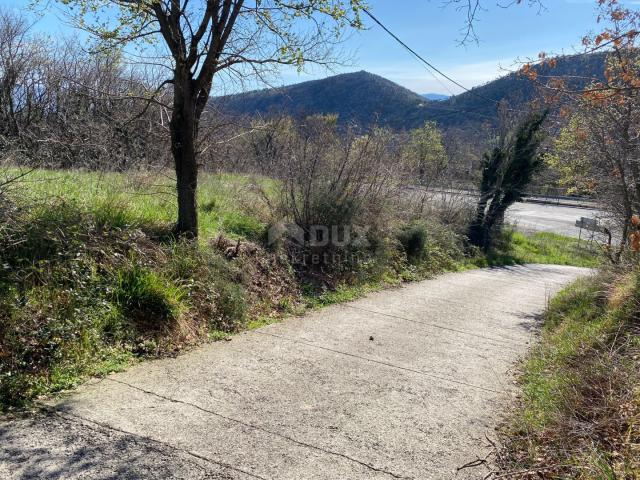 CRIKVENICA, BRIBIR - Baugrundstück 676 m2 neben einer asphaltierten Straße für ein Wohnhaus - Wohnun