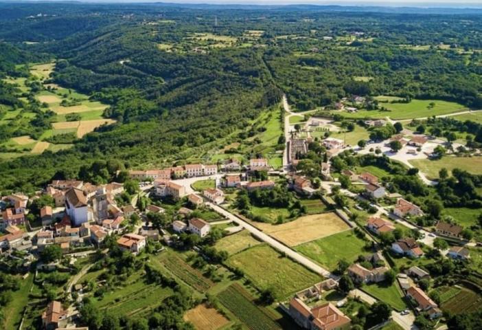 ISTRA, TINJAN - Građevinska parcela okružena zelenilom!