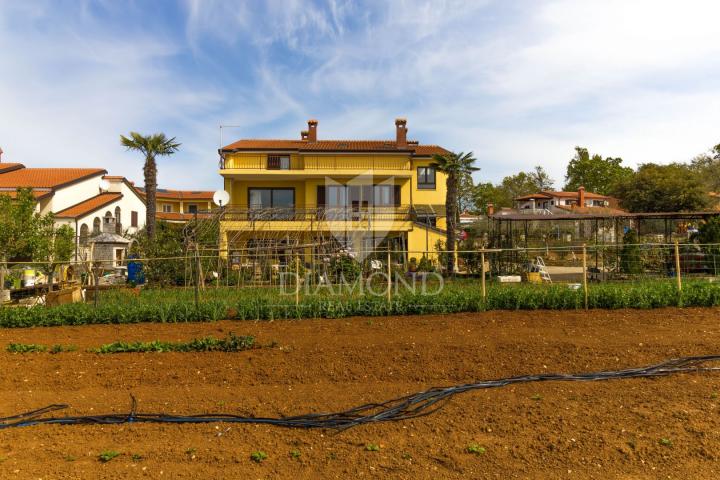 Apartmanska kuća sa 4 stana nedaleko od Poreča