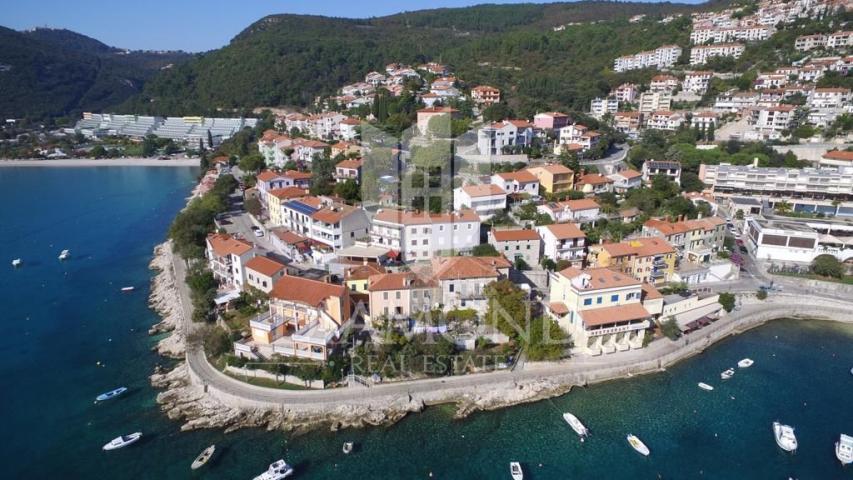 Rabac, stambeno-poslovni objekt prvi red do mora