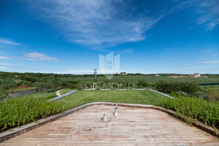 Modern gestaltete Villa mit großem Garten und wunderschönem Meerblick