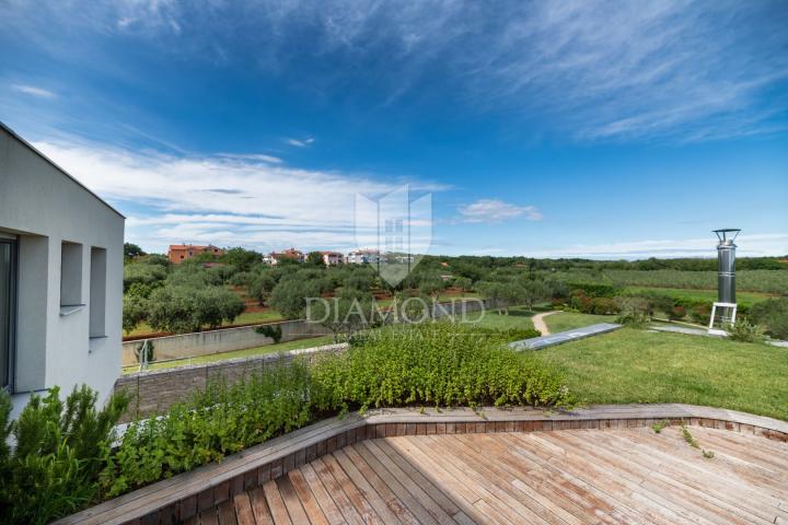 Modern gestaltete Villa mit großem Garten und wunderschönem Meerblick