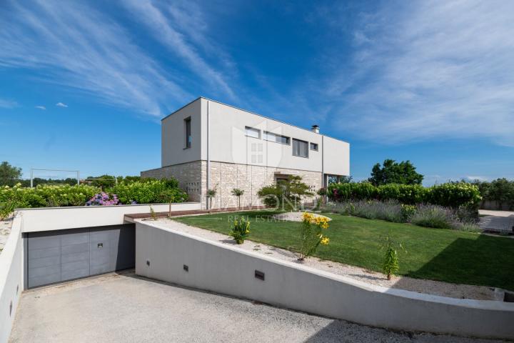 Modern gestaltete Villa mit großem Garten und wunderschönem Meerblick