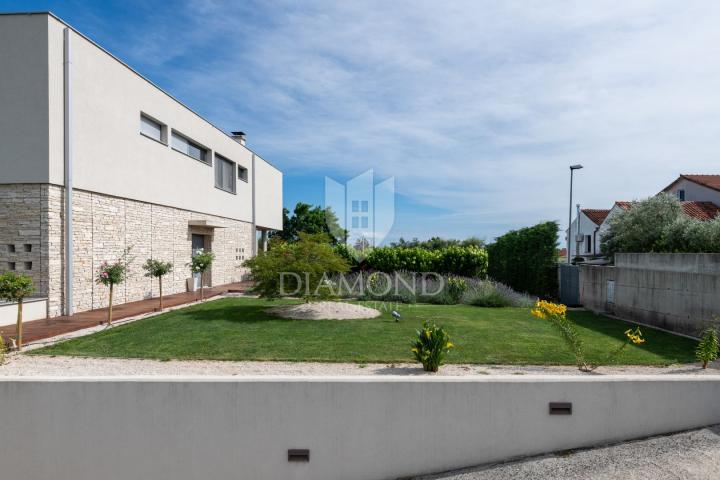 Modern gestaltete Villa mit großem Garten und wunderschönem Meerblick