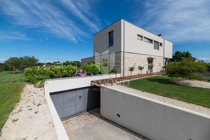 Modern gestaltete Villa mit großem Garten und wunderschönem Meerblick