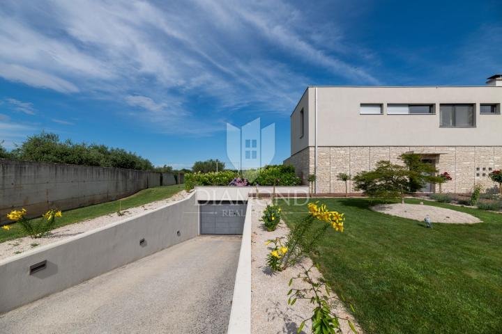 Modern gestaltete Villa mit großem Garten und wunderschönem Meerblick