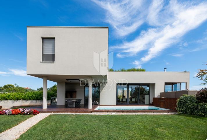 Modern gestaltete Villa mit großem Garten und wunderschönem Meerblick