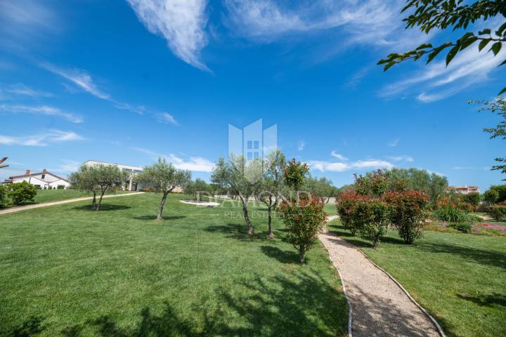 Modern gestaltete Villa mit großem Garten und wunderschönem Meerblick