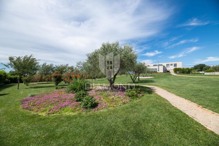 Modern gestaltete Villa mit großem Garten und wunderschönem Meerblick