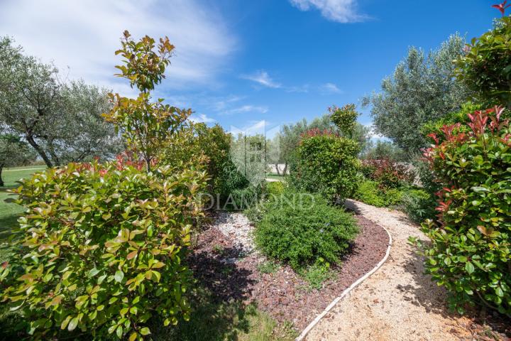 Modern gestaltete Villa mit großem Garten und wunderschönem Meerblick