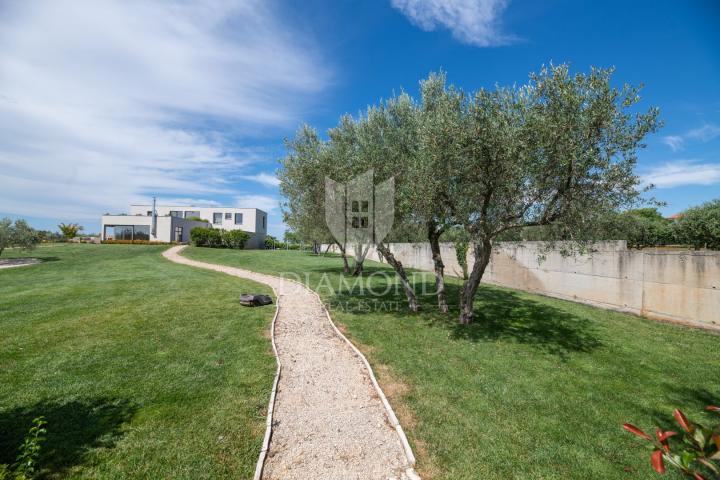 Modern gestaltete Villa mit großem Garten und wunderschönem Meerblick