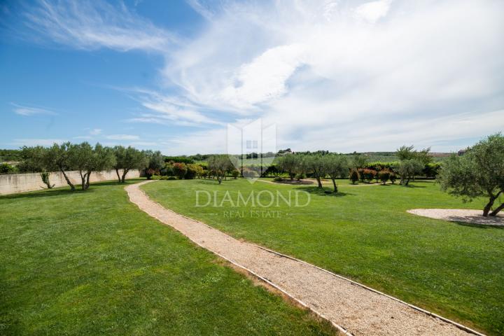 Modern gestaltete Villa mit großem Garten und wunderschönem Meerblick