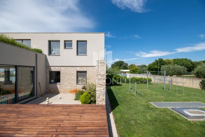 Modern gestaltete Villa mit großem Garten und wunderschönem Meerblick