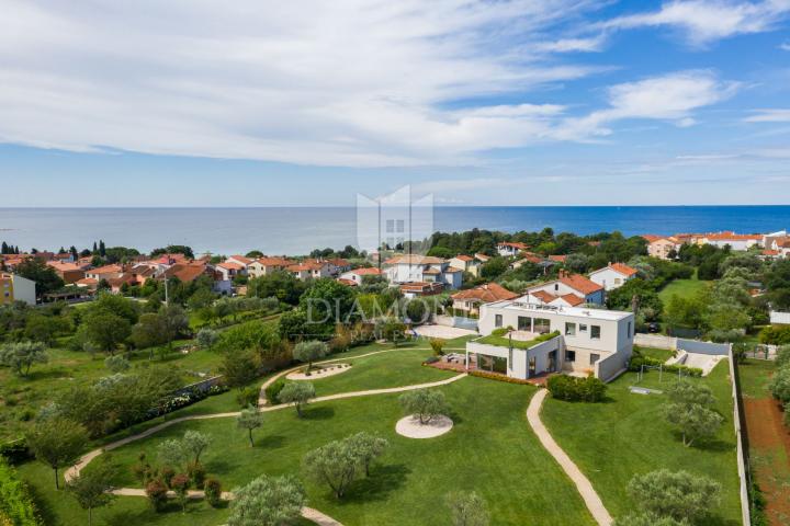 Modern gestaltete Villa mit großem Garten und wunderschönem Meerblick