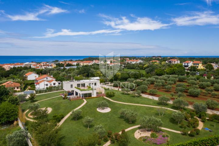 Modern gestaltete Villa mit großem Garten und wunderschönem Meerblick