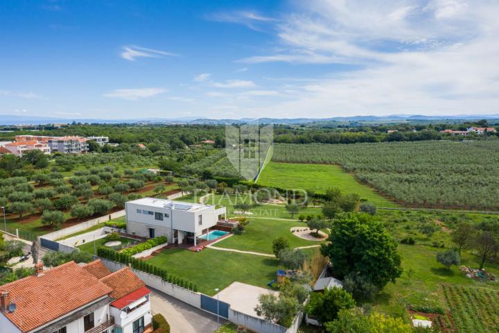 Modern gestaltete Villa mit großem Garten und wunderschönem Meerblick