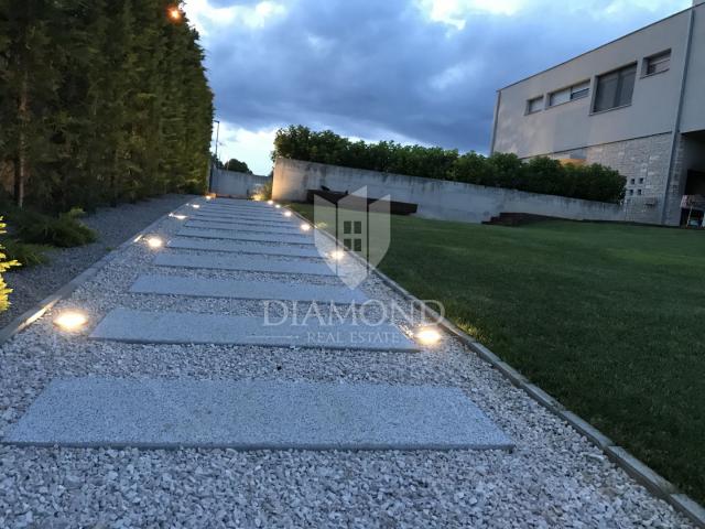 Modern gestaltete Villa mit großem Garten und wunderschönem Meerblick