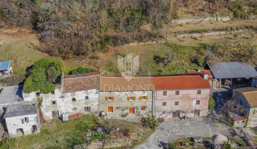 Stone Istrian house in a quiet location and open views