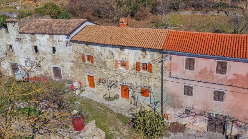 Stone Istrian house in a quiet location and open views