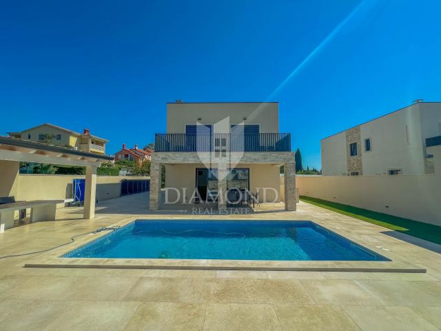 Umag surroundings, modern holiday house with pool and sea view