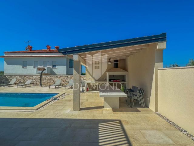 Umag surroundings, modern holiday house with pool and sea view