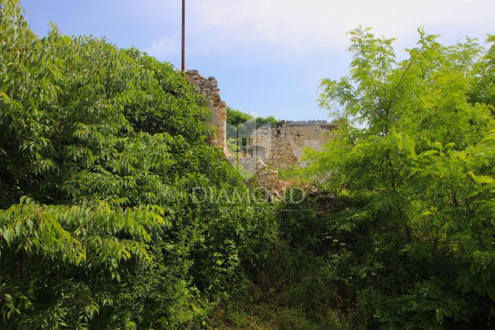 Labin, surroundings, old house for renovation with building land