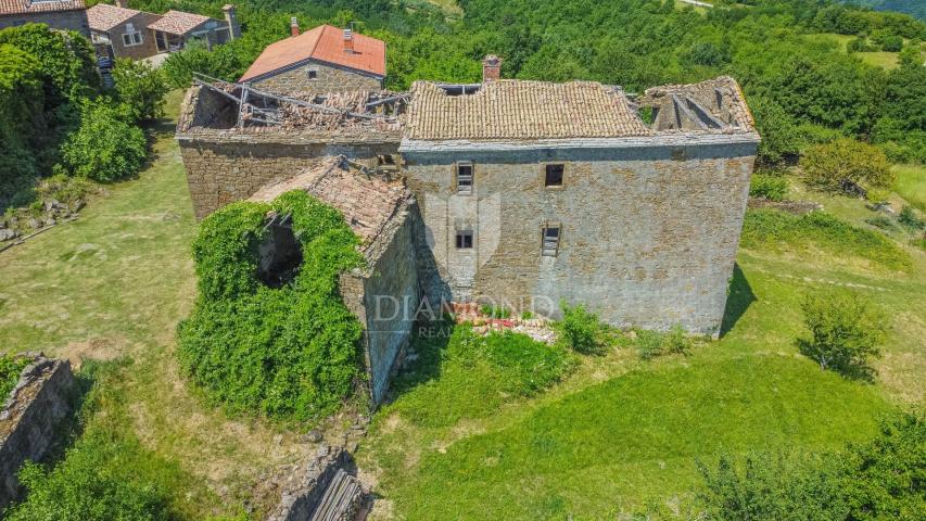 Momjan, okolica! Ruševina za adaptaciju sa panoramskim pogledom na more!