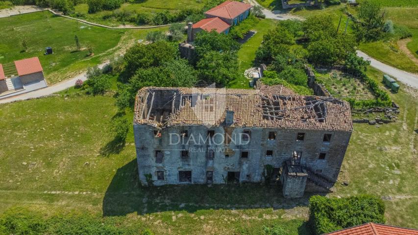 Momjan, okolica! Ruševina za adaptaciju sa panoramskim pogledom na more!