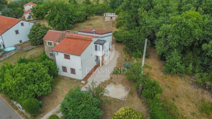 Umag, Haus mit großem Garten in ruhiger Lage