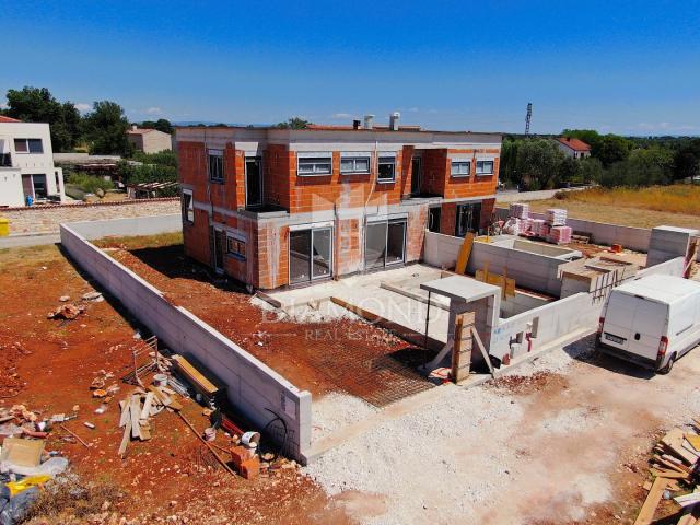 Liznjan, Umgebung, modernes Doppelhaus im Bau