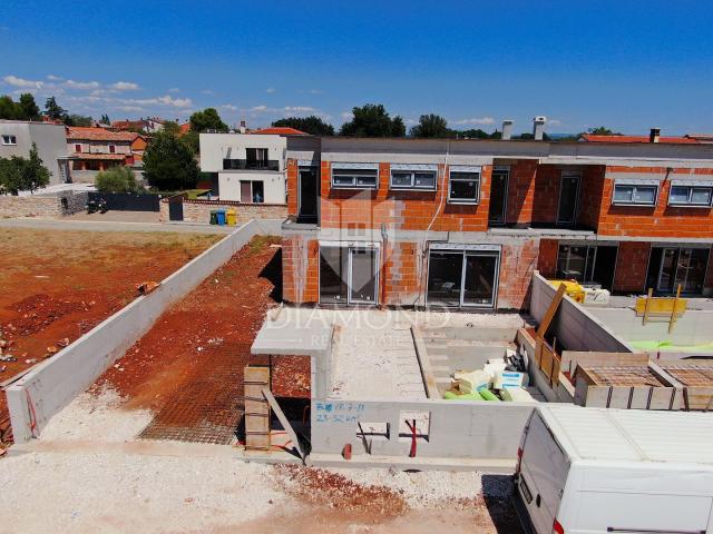 Liznjan, Umgebung, modernes Doppelhaus im Bau