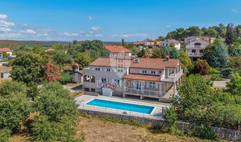 Rovinj, Umgebung, Haus mit Pool und Meerblick