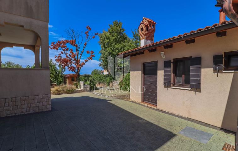 Rovinj, Umgebung, Haus mit Pool und Meerblick