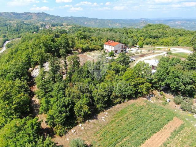 Pićan, građevinsko zemljište na rubu naselja sa otvorenim pogledom