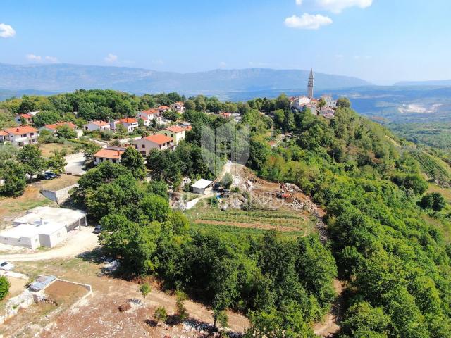 Pićan, građevinsko zemljište na rubu naselja sa otvorenim pogledom