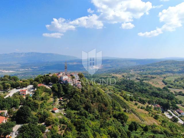 Pićan, građevinsko zemljište na rubu naselja sa otvorenim pogledom