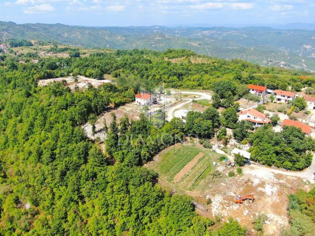 Pićan, građevinsko zemljište na rubu naselja sa otvorenim pogledom